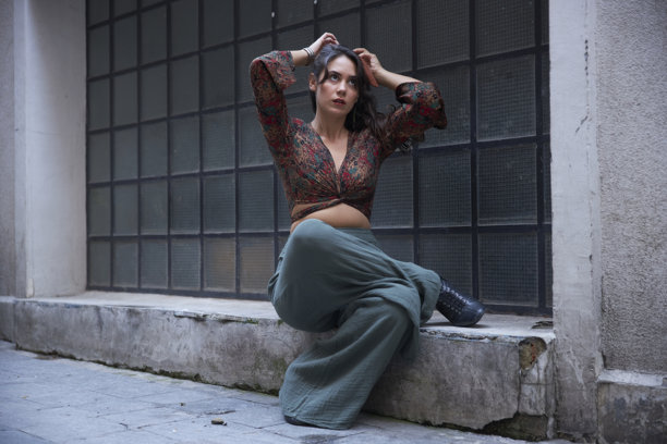 一系列年轻女性在巨大的窗户前穿着时尚服装的照片图片下载