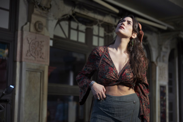 年轻女性与古老建筑细节的照片系列图片下载