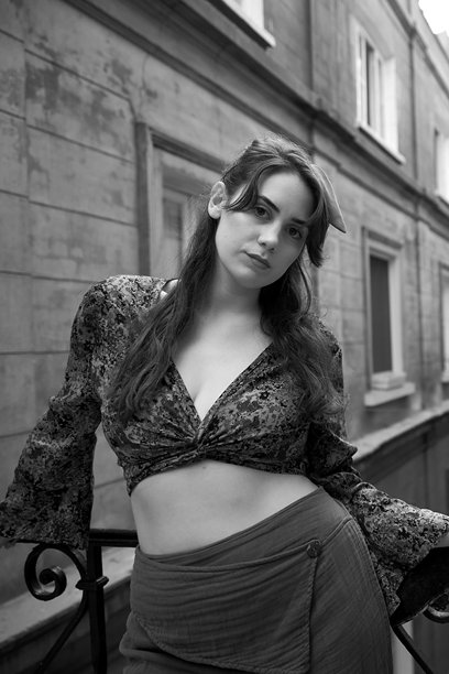 年轻的白人女性在一座古老建筑前摆姿势的照片系列图片下载