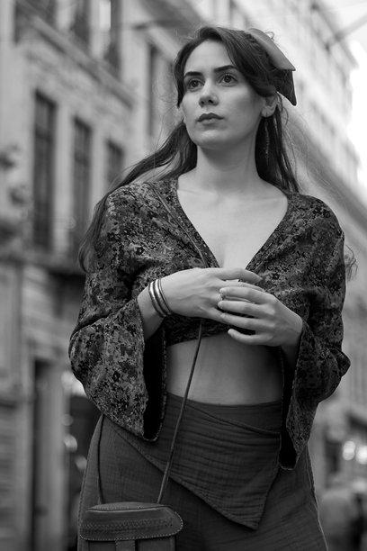 年轻的白人女性在一座古老建筑前摆姿势的照片系列图片下载