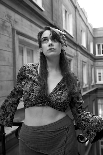 年轻的白人女性在一座古老建筑前摆姿势的照片系列图片下载