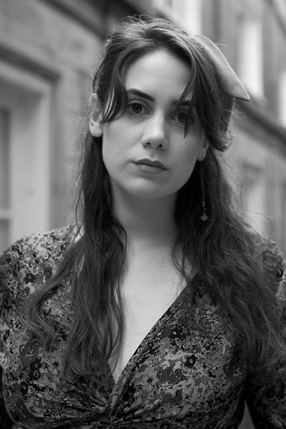 年轻的白人女性在一座古老建筑前摆姿势的照片系列图片下载