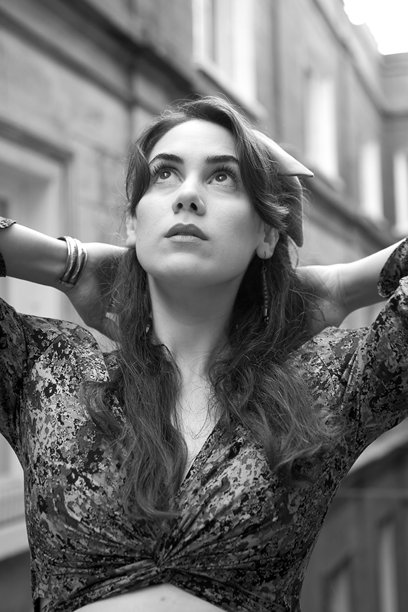 年轻的白人女性在一座古老建筑前摆姿势的照片系列图片下载