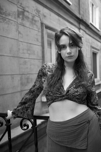 年轻的白人女性在一座古老建筑前摆姿势的照片系列图片下载