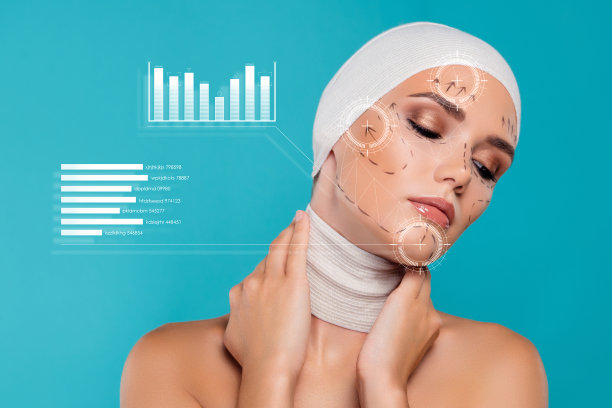 漂亮女孩的照片拼贴，头部包裹着医疗绷带，展现完美的护肤治疗。图片下载