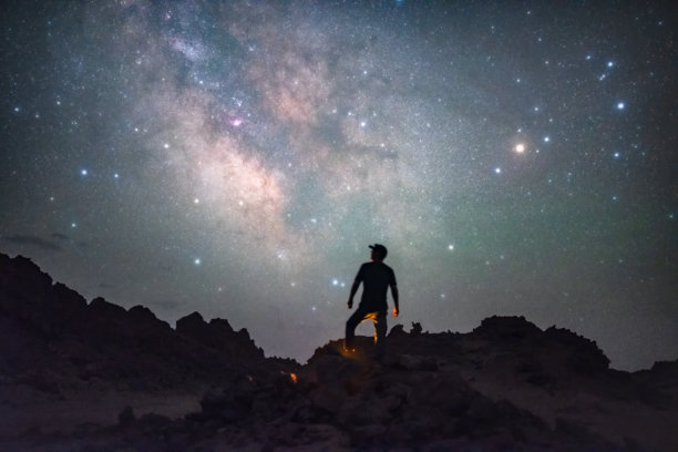 梦幻的天空和人们仰望星空图片下载