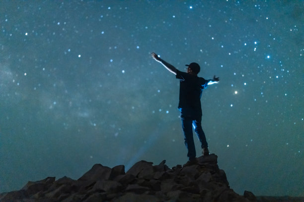 梦幻的天空和人们仰望星空图片下载