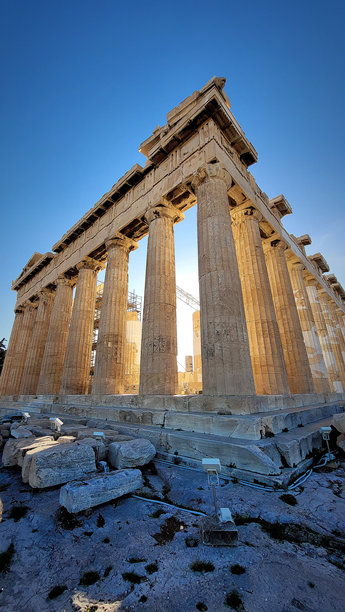 这张照片展示了一部分古希腊神庙的遗迹。图片下载