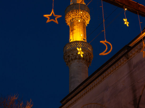 拉马丹月背景照片，五彩缤纷的拉马丹灯笼在街道上，伊斯坦布尔的Üsküdar，土耳其图片下载