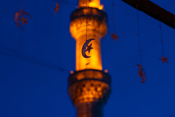 拉马丹月背景照片，五彩缤纷的拉马丹灯笼在街道上，伊斯坦布尔的Üsküdar，土耳其图片下载