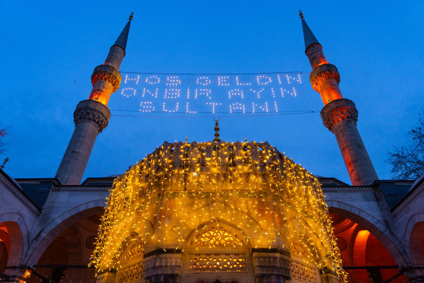 拉马丹月背景照片，五彩缤纷的拉马丹灯笼在街道上，伊斯坦布尔的Üsküdar，土耳其图片下载