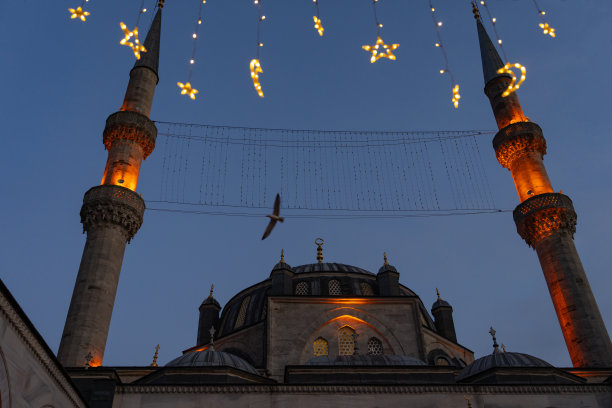 拉马丹月背景照片，五彩缤纷的拉马丹灯笼在街道上，伊斯坦布尔的Üsküdar，土耳其图片下载