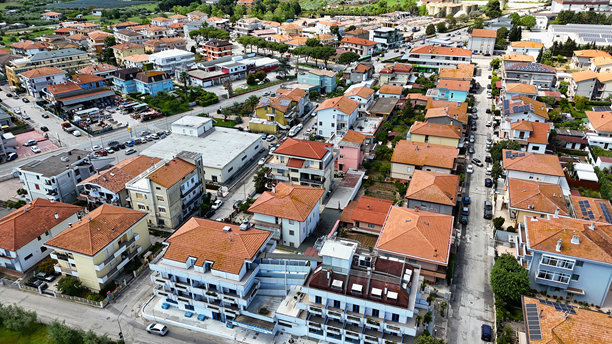 意大利特拉莫省罗塞托德利阿布鲁齐镇的房屋、屋顶、街道和绿地的航拍照片，展现了美丽的景色。图片下载