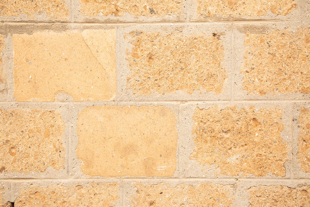这张图片展示了一面砖墙的细致特写，墙上有许多砖块。图片下载