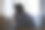 老年亚洲女性的剪影照片，感到沮丧、悲伤、不快乐或失望，孤独地在房间里哭泣。老年人心理健康护理问题的生活方式概念。图片下载