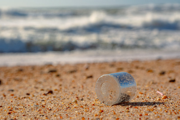 海滩上的塑料垃圾。塑料对环境的污染。被废物污染的海洋沙滩。特写照片。图片下载