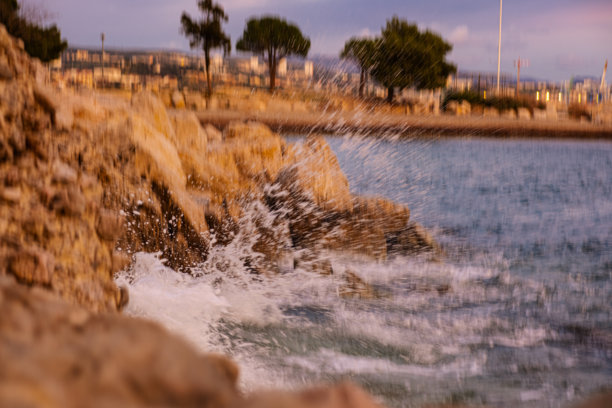 海边岩石海岸，海浪拍打岩石。长时间曝光照片，水面模糊或缓慢流动效果。图片下载