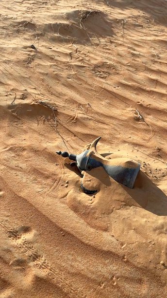 沙漠中的咖啡壶静静地躺在沙子上，反映出共享款待的传统。这壶咖啡是沙漠生活的核心，通过咖啡仪式突显了共同的价值观。文化团结的温暖。阿拉伯达拉。图片下载