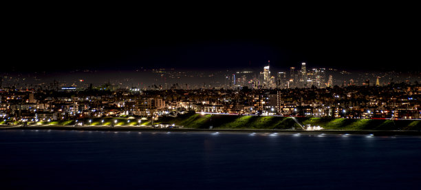 从加利福尼亚州帕洛斯维德斯庄园拍摄的洛杉矶市中心夜景全景照片图片下载