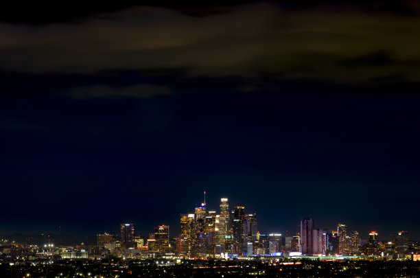 洛杉矶市中心的夜景照片，背景是深蓝色的天空图片下载