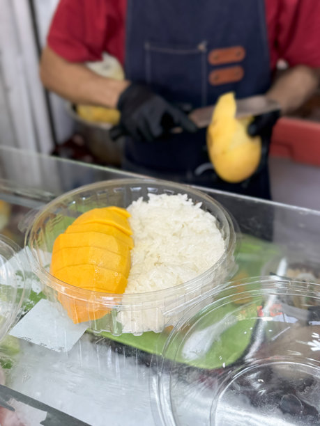 正宗泰国芒果糯米饭的图片 / 新鲜芒果与甜糯米饭，美味的甜点和小吃图片下载