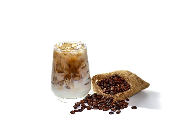 冰拿铁咖啡盛在塑料杯中，放在木质托盘上，周围洒满咖啡豆，背景为白色，呈现孤立的照片风格。图片下载