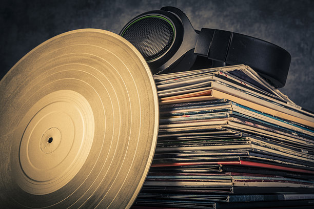 桌子上的复古黑胶唱片。复古风格的调色图片图片下载