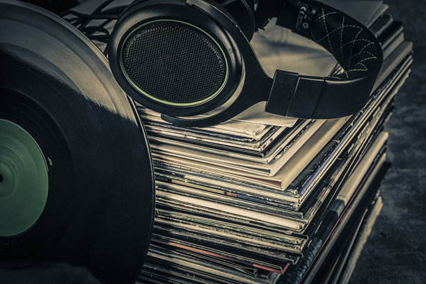 桌子上的复古黑胶唱片。复古风格的调色图片图片下载