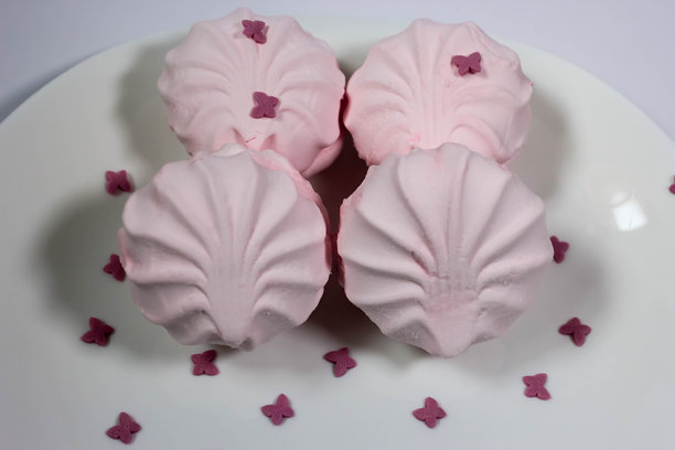 简约风格的盘子上放着撒有糖粉的棉花糖照片图片下载