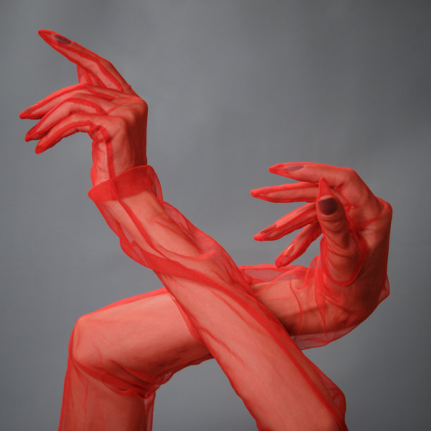 这张图片展示了一双精致的透明红色手套。图片下载