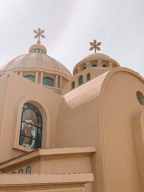 埃及沙姆沙伊赫教堂外立面的详细照片，展示了复杂的建筑细节与晴朗的蓝天相映成趣。图片下载