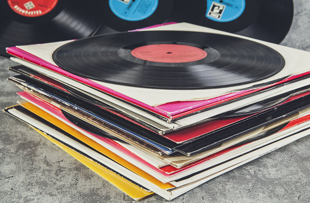 桌子上的黑胶唱片。复古风格的调色图片。图片下载