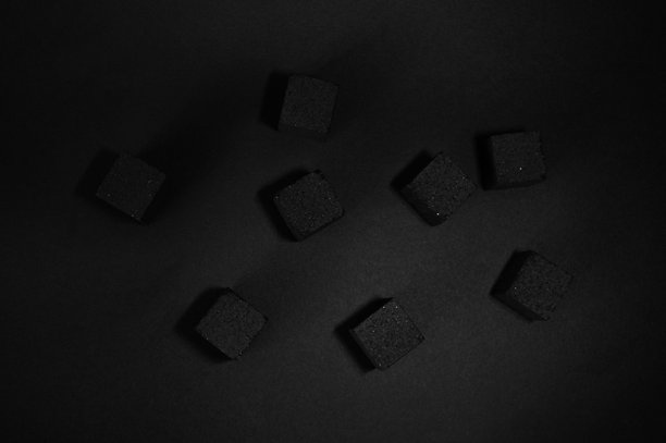 黑色背景上的水烟炭块组合。留白空间。柔焦效果。适合您的品牌设计和广告的照片。图片下载