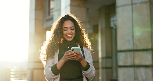 户外的移动房地产经纪人和快乐的女商人，查看日程和阅读抵押贷款邮件。手机、微笑和城市中的房地产代理，出售房产列表并对搞笑图片大笑。图片下载