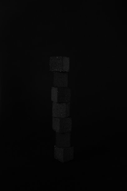 黑色背景上的水烟炭块组合。留白空间。柔焦效果。适合您的品牌设计和广告的照片。图片下载