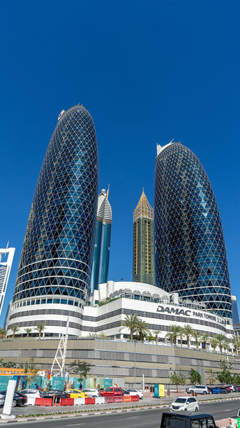迪拜，阿拉伯联合酋长国的摩天大楼和高层建筑。由玻璃和混凝土建造的现代建筑。达马克公园大厦。竖版图片图片下载