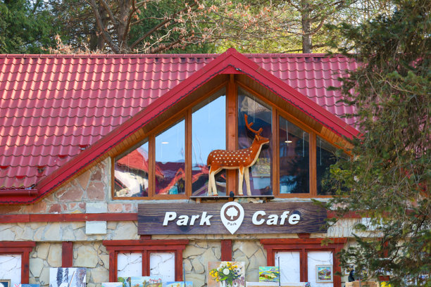 乌克兰特鲁斯卡维茨，2025年2月23日：照片展示了一座两层建筑，屋顶上有“公园咖啡馆”的字样和一只鹿的剪影。建筑有红色瓦屋顶和石材外墙。图片下载