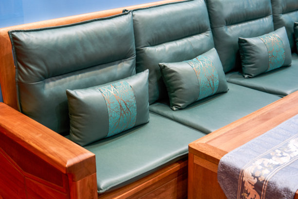 新中式家具沙发套装和桌面盆栽花瓶饰品的特写图片下载