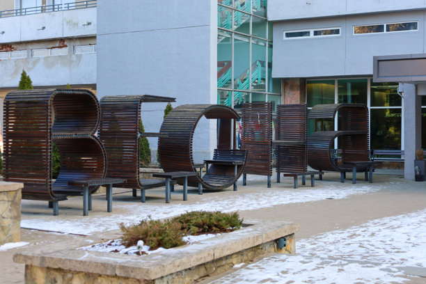 乌克兰特鲁斯卡维茨，2025年2月23日：照片展示了一座由大型木制字母组成的建筑装置，形成了“VESNA”（春天）这个词。图片下载