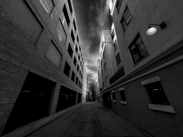 市中心巷道的单色照片，极端的阴影和光影，宽幅风景风格图片下载