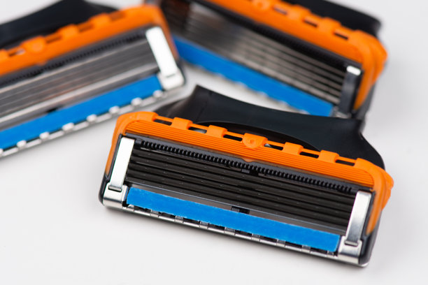 白色背景上的剃须刀刀片补充装，特写照片。男士剃须刀。图片下载