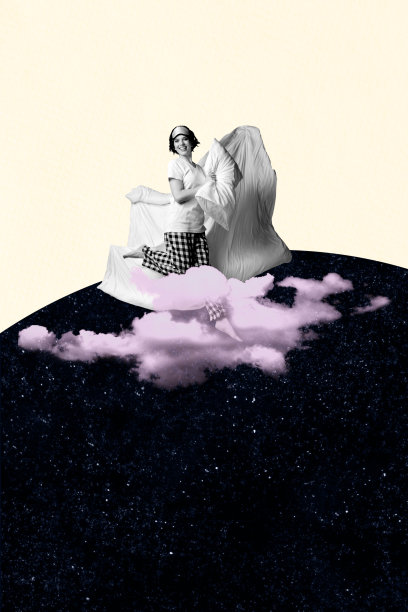 独特的垂直照片拼贴，展示快乐女孩在黑夜星空下跳跃，床上用品概念，手握被子和枕头，睡衣派对。图片下载