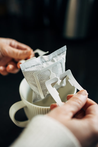 新鲜冲泡的咖啡，滴滤袋咖啡库存照片图片下载