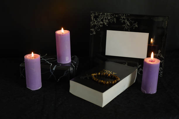 葬礼，照片框，蜡烛，大理石骨灰坛，圣经和带黑色十字架的灵性手链图片下载