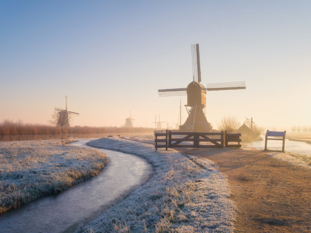 荷兰日出时的风车。雾蒙蒙的早晨和阳光。荷兰运河。全景自然风光。适合用作背景、壁纸和明信片的照片。图片下载