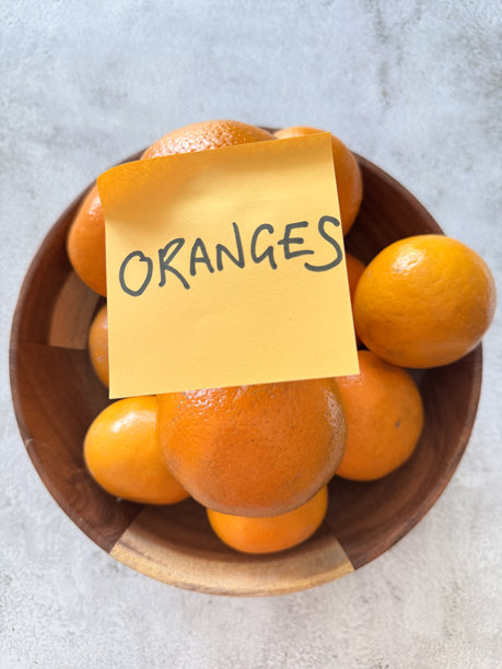 新鲜橙子的图片，带有粘性标签 / 营养丰富的水果，适合健康饮食和均衡饮食图片下载