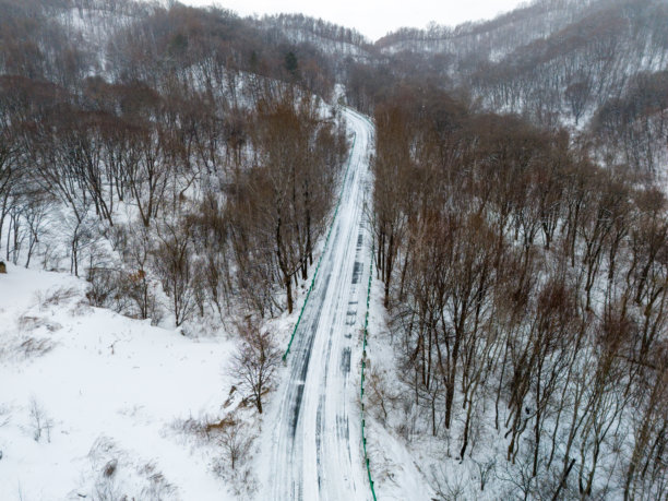 吉林省吉林市山中的雪景小径航拍照片图片下载