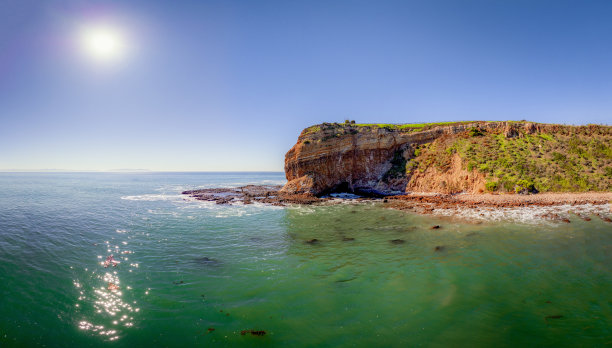 南加州海岸岩石间孤立海洞的低空无人机航拍照片图片下载