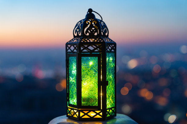 五彩缤纷的拉马丹灯笼，拉马丹月背景，开斋节快乐概念照片，乌斯屈达尔，伊斯坦布尔，土耳其图片下载