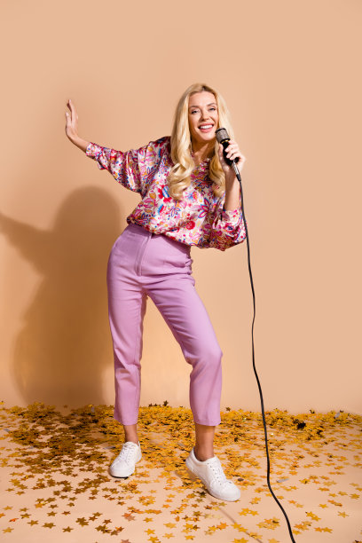 全身竖版照片，迷人的女士手持麦克风，穿着衬衫，背景为米色。图片下载